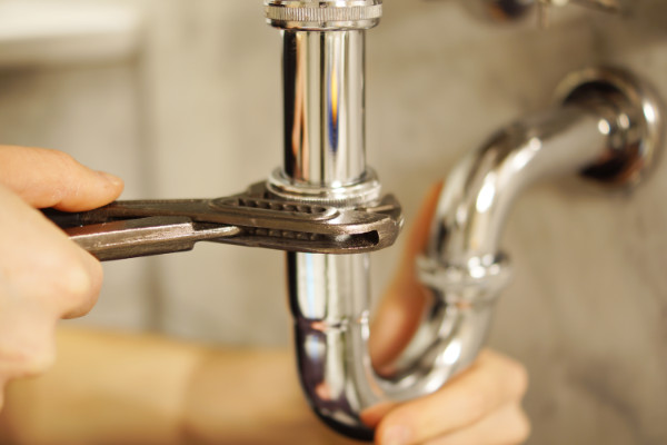 Plombier réparant une fuite d'eau